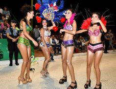 Foto de la galería: Postales de los Carnavales del Río: la noche que el ritmo pudo más que el frío