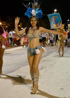 Foto de la galería: Postales de los Carnavales del Río: la noche que el ritmo pudo más que el frío