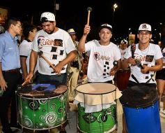 Foto de la galería: Postales de los Carnavales del Río: la noche que el ritmo pudo más que el frío