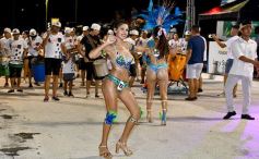 Foto de la galería: Postales de los Carnavales del Río: la noche que el ritmo pudo más que el frío