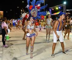 Foto de la galería: Postales de los Carnavales del Río: la noche que el ritmo pudo más que el frío