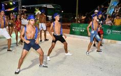 Foto de la galería: Postales de los Carnavales del Río: la noche que el ritmo pudo más que el frío