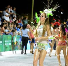 Foto de la galería: Postales de los Carnavales del Río: la noche que el ritmo pudo más que el frío