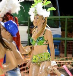 Foto de la galería: Postales de los Carnavales del Río: la noche que el ritmo pudo más que el frío