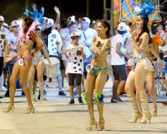 Foto de la galería: Postales de los Carnavales del Río: la noche que el ritmo pudo más que el frío