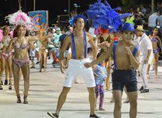 Foto de la galería: Postales de los Carnavales del Río: la noche que el ritmo pudo más que el frío