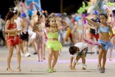Foto de la galería: Postales de los Carnavales del Río: la noche que el ritmo pudo más que el frío