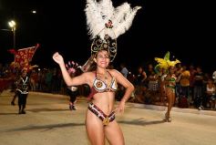 Foto de la galería: Postales de los Carnavales del Río: la noche que el ritmo pudo más que el frío