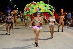 Foto de la galería: Postales de los Carnavales del Río: la noche que el ritmo pudo más que el frío