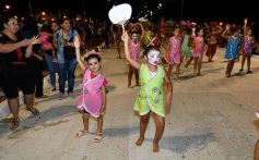 Foto de la galería: Postales de los Carnavales del Río: la noche que el ritmo pudo más que el frío