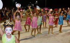 Foto de la galería: Postales de los Carnavales del Río: la noche que el ritmo pudo más que el frío