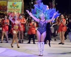 Foto de la galería: Postales de los Carnavales del Río: la noche que el ritmo pudo más que el frío