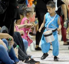 Foto de la galería: Postales de los Carnavales del Río: la noche que el ritmo pudo más que el frío