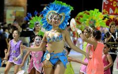 Foto de la galería: Postales de los Carnavales del Río: la noche que el ritmo pudo más que el frío