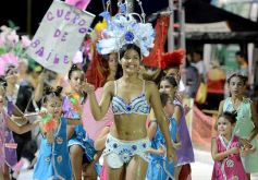 Foto de la galería: Postales de los Carnavales del Río: la noche que el ritmo pudo más que el frío
