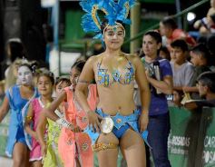 Foto de la galería: Postales de los Carnavales del Río: la noche que el ritmo pudo más que el frío