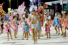 Foto de la galería: Postales de los Carnavales del Río: la noche que el ritmo pudo más que el frío