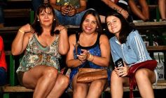 Foto de la galería: Postales de los Carnavales del Río: la noche que el ritmo pudo más que el frío