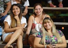 Foto de la galería: Postales de los Carnavales del Río: la noche que el ritmo pudo más que el frío