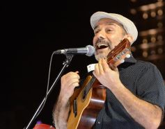 Foto de la galería: Postales de los Carnavales del Río: la noche que el ritmo pudo más que el frío