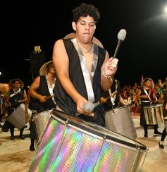 Foto de la galería: Postales de los Carnavales del Río: la noche que el ritmo pudo más que el frío