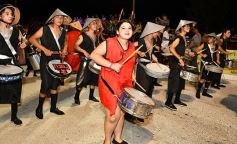 Foto de la galería: Postales de los Carnavales del Río: la noche que el ritmo pudo más que el frío