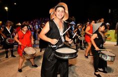 Foto de la galería: Postales de los Carnavales del Río: la noche que el ritmo pudo más que el frío
