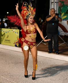 Foto de la galería: Postales de los Carnavales del Río: la noche que el ritmo pudo más que el frío
