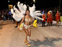 Foto de la galería: Postales de los Carnavales del Río: la noche que el ritmo pudo más que el frío