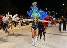 Foto de la galería: Postales de los Carnavales del Río: la noche que el ritmo pudo más que el frío