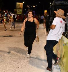 Foto de la galería: Postales de los Carnavales del Río: la noche que el ritmo pudo más que el frío