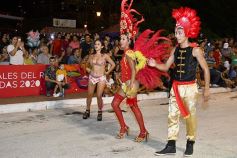 Foto de la galería: Postales de los Carnavales del Río: la noche que el ritmo pudo más que el frío