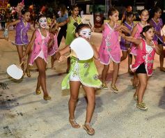 Foto de la galería: Postales de los Carnavales del Río: la noche que el ritmo pudo más que el frío