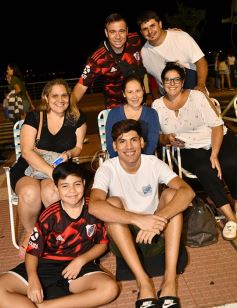 Foto de la galería: Postales de los Carnavales del Río: la noche que el ritmo pudo más que el frío