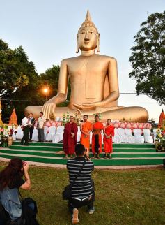 Foto de la galería: La comunidad laosiana festejó sus cuatro décadas en Misiones con la inauguración del Buda gigante