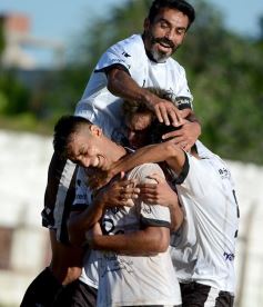 Foto de la galería: El Decano derrotó a Sporting y se mantiene en la pelea