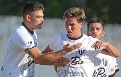 Foto de la galería: El Decano derrotó a Sporting y se mantiene en la pelea