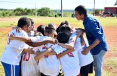 Foto de la galería: La Isla de Santa Helena vibró con torneo de fútbol infantil