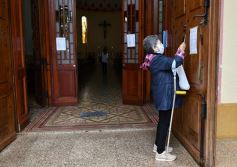 Foto de la galería: Cuarentena en Misiones: volvieron las misas y otras ceremonias de culto bajo estricto protocolo