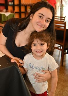 Foto de la galería: Mediodía de familias en el restaurante La Querencia, un clásico
