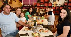 Foto de la galería: Mediodía de familias en el restaurante La Querencia, un clásico