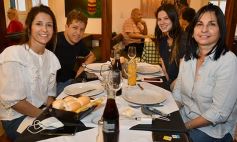 Foto de la galería: Mediodía de familias en el restaurante La Querencia, un clásico