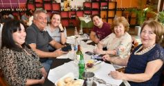 Foto de la galería: Mediodía de familias en el restaurante La Querencia, un clásico