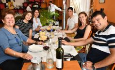 Foto de la galería: Mediodía de familias en el restaurante La Querencia, un clásico