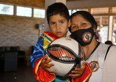 Foto de la galería: ACEFA agasajó a los niños en su día con golosinas y juguetes