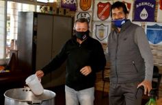 Foto de la galería: ACEFA agasajó a los niños en su día con golosinas y juguetes