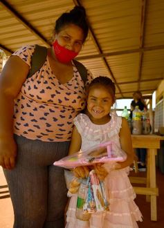 Foto de la galería: ACEFA agasajó a los niños en su día con golosinas y juguetes