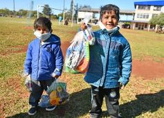 Foto de la galería: ACEFA agasajó a los niños en su día con golosinas y juguetes