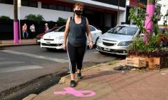 Foto de la galería: Fuerte campaña rosa para concientizar sobre el Cáncer de Mama, sobre la calle Bolívar de Posadas