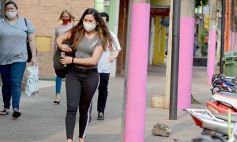 Foto de la galería: Fuerte campaña rosa para concientizar sobre el Cáncer de Mama, sobre la calle Bolívar de Posadas